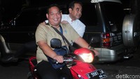 Sekjen Partai Gerindra Ahmad Muzani mendatangi rumah Sandiaga dengan menumpang sepeda motor.