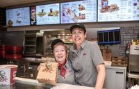Betah Banget! Wanita Ini Sudah 41 Tahun Bekerja di Restoran Cepat Saji 