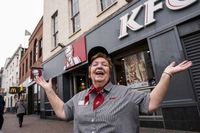 Betah Banget! Wanita Ini Sudah 41 Tahun Bekerja di Restoran Cepat Saji 