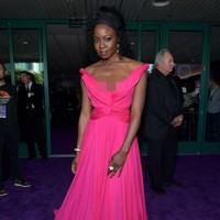 Bintang Black Panther Danai Gurira tampil playful namun seksi dengan gaun pink berpotongan off shoulder. Berbeda dari gayanya di film yang berkepala plontos, kali ini Danai bergaya dengan rambut keriting. Foto: Getty Images