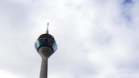 Menara ikonik yang dibangun pada tahun 1982 ini wajib traveler kunjungi kalau liburan ke Dusseldorf, Jerman.  (Wahyu Setyo/detikcom)