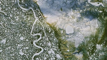 Sungai Mackenzie di Kanada dengan beberapa titik beku. Foto: NASA