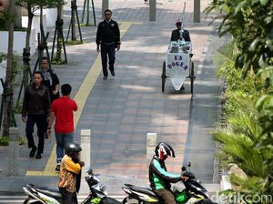 Potret PKL Berjualan di Trotoar dan JPO Sudirman