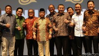 Mereka berfoto bersama sambil bergandengan tangan.