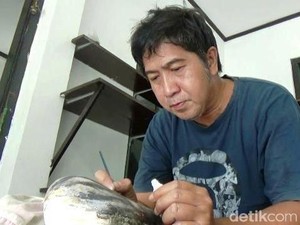 Lukisan Batu Kali Made in Kebumen Laris Manis hingga ke AS