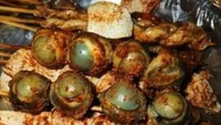 Sajian ekstrim asal Guangxi ini terbuat dari bola mata babi. Bola mata babi utuh ditusuk dengan tusukan bambu dan dipanggang. Foto: Istimewa