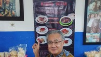 Berkunjung ke Surabaya, Masafumi sempat mampir makan Rawon Setan yang pedas dan enak. Ditemani teh hangat tawar dan aneka gorengan. Foto: Instagram @jpnambsindonesia