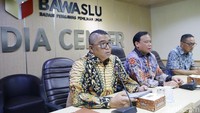 Komisioner Bawaslu Fritz Edward Siregar, Ketua Bawaslu Abhan dan Dirjen Aptika Kementerian Kominfo Samuel Pangerapan saat memberikan keterangan di gedung Bawaslu, Jakarta, Selasa (23/5).