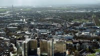 Terlihat juga penampakan modern Kota Dusseldorf lewat gedung-gedung bertingkatnya (Wahyu Setyo/detikcom)  