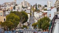 Dengan lebih dari dua juta pengunjung tahunan dan kemacetan harian hingga 10 jam di dan sekitar 1.000 blok Lombard Street telah memperburuk keamanan dan kualitas hidup bagi penghuni dan komunitas di sekitarnya (iStock)