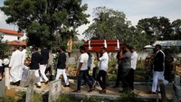 Tak hanya di Gereja St. Sebastian, tujuh lokasi lainnya juga menjadi sasaran serangan bom yang meledak dalam waktu berdekatan, merenggut total 310 nyawa dan melukai ratusan orang lainnya di Negombo, Kolombo, serta sejumlah daerah lainnya. Foto: REUTERS/Thomas Peter