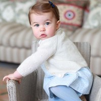 Putri Charlotte tampak menggemaskan di foto lain yang diambil Kate Middleton untuk perayaan ulang tahunnya. Kali ini ia tampil bergaun biru dengan jepit pita yang senada. Foto: Dok. Kensington Palace