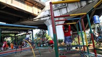 Anak-anak nampak asyik bermain di RPTRA Sungai Bambu yang berlokasi di Jalan Jati Raya RW 06 Kelurahan Sungai Bambu, Kecamatan Tanjung Priok, Jakarta, Selasa (23/4/2019).