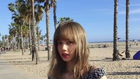 Lebih cantik Lisa atau pantainya, hayo? (lalalalisa_m/Instagram)