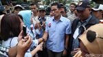 Kunjungi Relawan di Penjaringan, Sandiaga Diserbu Emak-emak