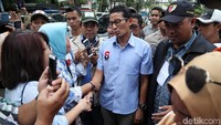Dia pun menyapa ramah emak-emak yang menjadi relawan Prabowo-Sandi tersebut.