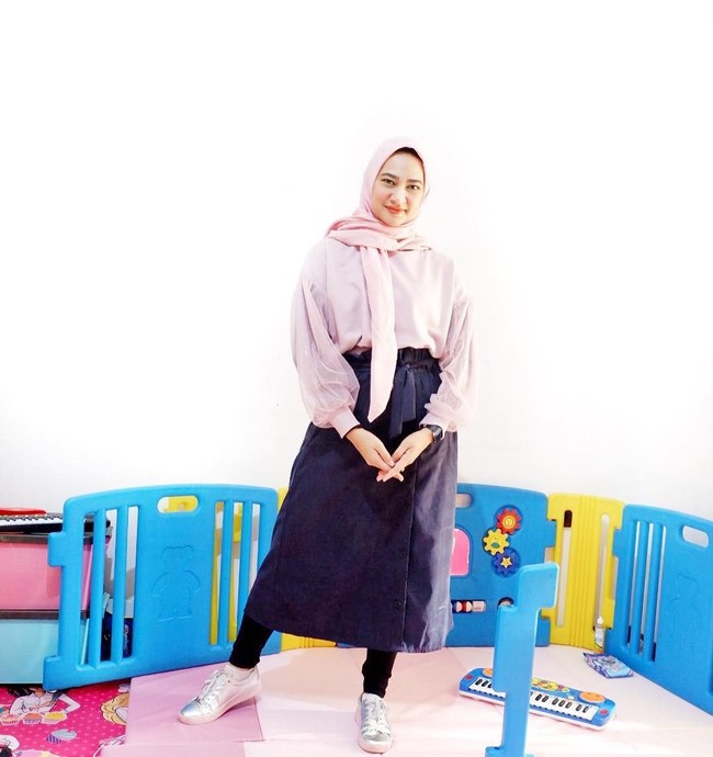 Ia berhasil meraih gelar S2, menulis buku, hingga mendirikan perusahaan Thisable Enterprise. Sosoknya begitu menginspirasi banyak orang. (Foto: Instagram/@angkie.yudistia)