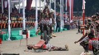 Salah satu atraksi menantang ditampilkan oleh para prajurit Kopassus di HUT Kopassus ke-67.