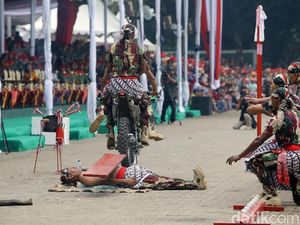 Video Atraksi Prajurit Kopassus di HUT, Parkour hingga Tarik Mobil