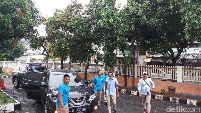 Sandiaga Semangati Relawan yang Kawal C1 di GOR Radio Dalam Sandiaga Semangati Relawan yang Kawal C1 di GOR Radio Dalam