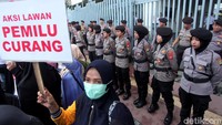 Petuga keamanan bersiaga di sekitar gedung Bawaslu, Jakarta, selama aksi berlangsung untuk menjaga agar aksi tersebut berjalan aman dan kondusif.