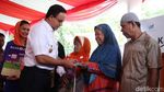 Senyum Cerah Kakek-Nenek Terima Kartu Lansia Jakarta