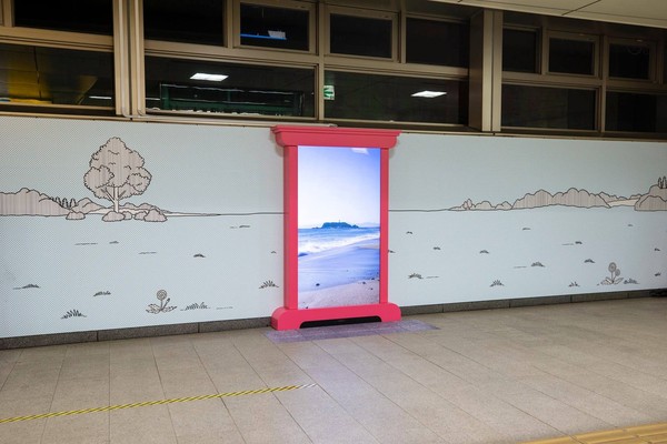 Juga di sini terpasang Pintu Ke Mana Saja yang ditempelkan di dinding stasiun. Tidak hanya di dinding, Pintu Ke Mana Saja ada di lift stasiun. Ayo, traveler mau kemana dengan pintu ini? (Shinjuku, Hakone, Enoshima-Kamakura Sightseeing: Odakyu/Facebook) Juga di sini terpasang Pintu Ke Mana Saja yang ditempelkan di dinding stasiun. Tidak hanya di dinding, Pintu Ke Mana Saja ada di lift stasiun. Ayo, traveler mau kemana dengan pintu ini? (Shinjuku, Hakone, Enoshima-Kamakura Sightseeing: Odakyu/Facebook)