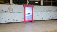 Juga di sini terpasang Pintu Ke Mana Saja yang ditempelkan di dinding stasiun. Tidak hanya di dinding, Pintu Ke Mana Saja ada di lift stasiun. Ayo, traveler mau kemana dengan pintu ini? (Shinjuku, Hakone, Enoshima-Kamakura Sightseeing: Odakyu/Facebook)