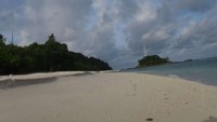 Di balik bentuknya yang unik, Senoa menawarkan keindahan alam yang mempesona. Begitu menginjakkan kaki di sini, traveler akan langsung disambut dengan pasir pantai berwarna putih dan laut yang jernih. (dtraveler)