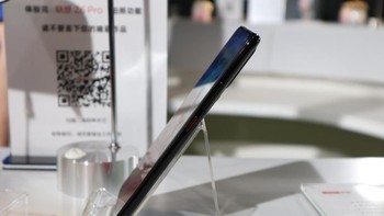 Baterainya berkapasitas 4.000 mAh yang dibekali pengisian cepat 27W. Hadir dalam pilihan warna merah dan biru. Foto: Sina Mobile