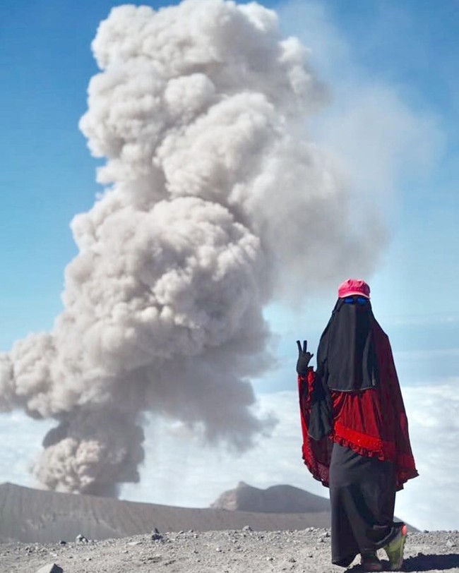 Membawa atasan dan bawahan lebih praktis untuk packing. Jika roknya kotor di perjalanan, ia bisa mengganti roknya saja. Tapi jika gamis, ia harus mengganti seluruh bajunya. Foto: Instagram/seman9ka