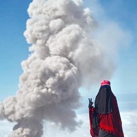 Membawa atasan dan bawahan lebih praktis untuk packing. Jika roknya kotor di perjalanan, ia bisa mengganti roknya saja. Tapi jika gamis, ia harus mengganti seluruh bajunya. Foto: Instagram/seman9ka