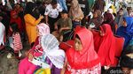 Senyum Cerah Kakek-Nenek Terima Kartu Lansia Jakarta