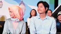 Cut Meyriska dan Roger Danuarta saat ditemui di kawasan Senayan, Jakarta Pusat pada Selasa (23/4). Pool/Noel/detikFoto.