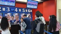 Lebih baik nonton daripada lihat spoiler di internet, seperti pria ini yang baru wisuda langsung ke bioskop. Dok. Ist