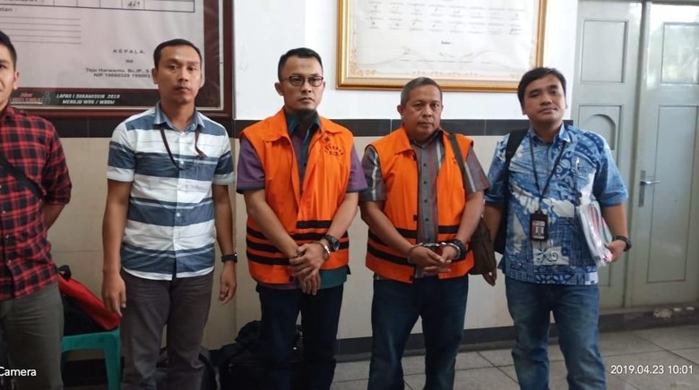 KPK Eksekusi 2 Terpidana Suap Bupati Lampung Selatan ke Lapas Sukamiskin KPK Eksekusi 2 Terpidana Suap Bupati Lampung Selatan ke Lapas Sukamiskin