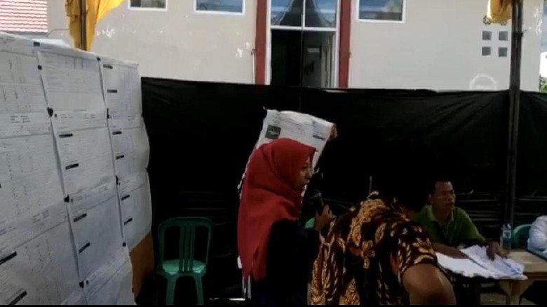 Rekapitulasi Suara Kecamatan Koto XI Tarusan Sumbar Dilanjutkan Rekapitulasi Suara Kecamatan Koto XI Tarusan Sumbar Dilanjutkan