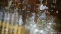Kegiatan ini bertujuan untuk memberi edukasi kepada warga cara merawat lukisan.