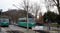 Untuk menuju ke sini, traveler bisa naik kereta Drachenfelsbahn. Tiketnya 10 Euro (Rp 158 ribuan) saja. Kastil Drachenburg ada di pemberhentian pertama. (Wahyu Setyo/detikcom)