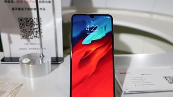 Lenovo Z6 Pro menyuguhkan layar Super AMOLED berukuran 6,39 inch dengan resolusi Full HD+. Foto: Sina Mobile