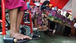 Senyum Cerah Kakek-Nenek Terima Kartu Lansia Jakarta