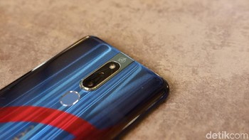 Tersemat kamera ganda berukuran 48 MP + 5 MP. Di bawahnya ada fingerprint. Foto: Adi Fida Rahman/detikINET