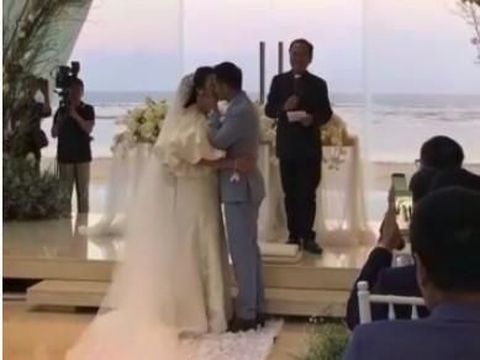 Ciuman Ajun Perwira untuk Jennifer Setelah Pemberkatan