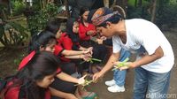 Pengunjung diajak membuat permainan tradisional (Eko/detikcom)