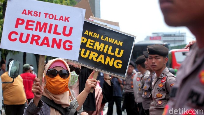Saling klaim kemenangan membuat situasi makin gaduh (Foto: Lamhot Aritonang) Saling klaim kemenangan membuat situasi makin gaduh (Foto: Lamhot Aritonang)