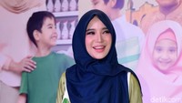 Untuk mengobati rindunya pada suami yang sedang nyaleg itu, Chacha kerap memakai baju bekas suaminya. Pool/Noel/detikFoto.