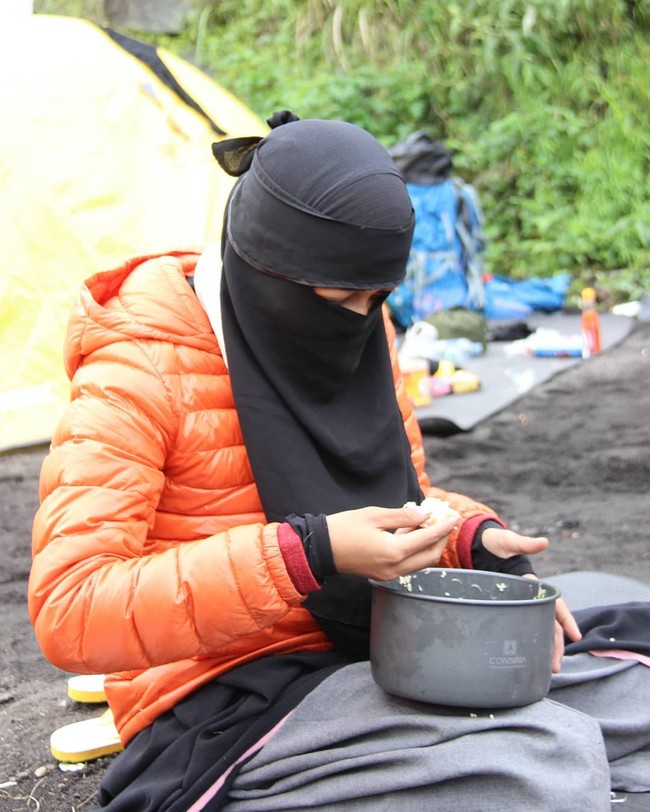 Fatihah juga menghindari busana berbahan barat. Ia lebih memilih busana berbahan rayon untuk di bagian dalam. Foto: Instagram/seman9ka