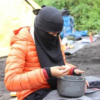 Fatihah juga menghindari busana berbahan barat. Ia lebih memilih busana berbahan rayon untuk di bagian dalam. Foto: Instagram/seman9ka