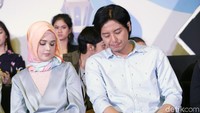 Keduanya tampil serasi dengan busana bernuansa abu-abu, pink dan biru. Pool/Palevi S/detikFoto.