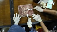 Sejumlah peserta mengikuti workshop konservasi cagar budaya dengan mempelajari merawat lukisan di Pusat Konservasi Kota Tua, Jakarta, Rabu (24/4).